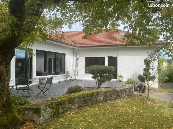 Villa d'Habitation comprenant deux unités habitables ( T3 et T5plus ) & 4 garages 