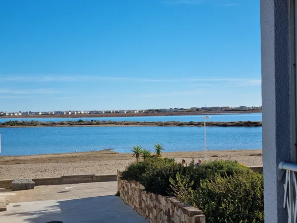 A VENDRE - GRUISSAN - FACE A LA PLAGE DU GRAZEL - APPARTEMEN 