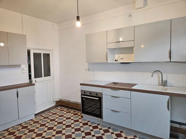 Charmante maison ancienne rénovée à louer à LOCHES 