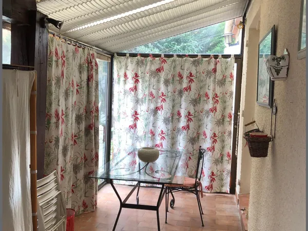 Belle villa de plain pieds, avec sa piscine, 