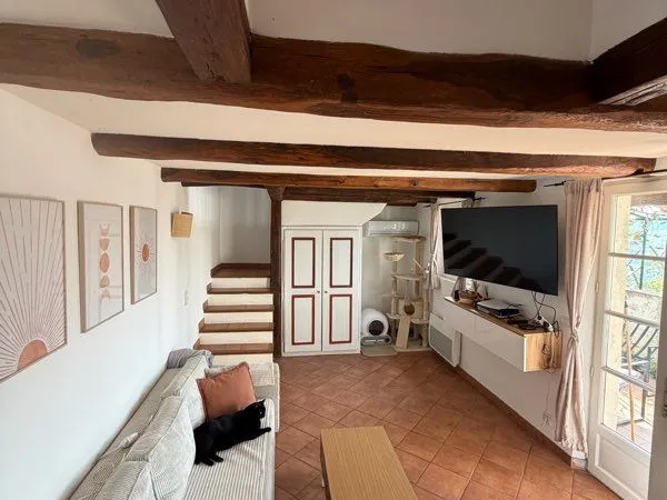 À vendre - Charmant appartement type “petite maison” avec terrasse, cave et parkings 