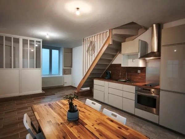 Maison 3 chambres et cour, entièrement rénovée 