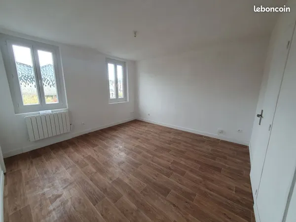 Joli F2 vue place DANTON 