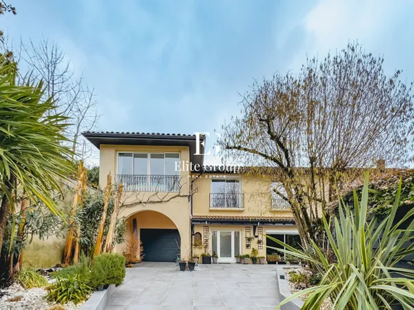 À VENDRE MAGNIFIQUE MAISON EN PLEIN COEUR DE COGNAC - 9 PIÈCES 