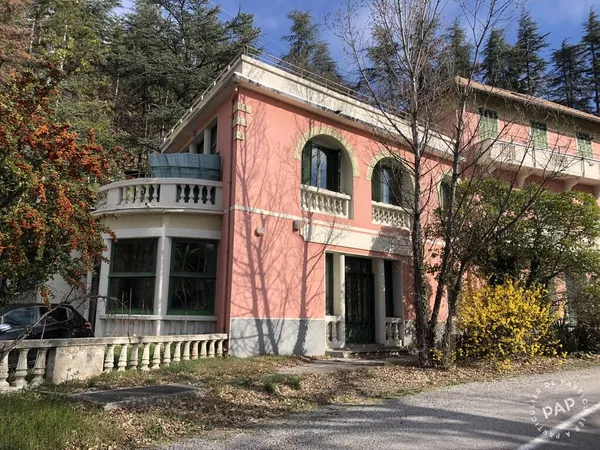 Maison 7 pièces 800 m² 