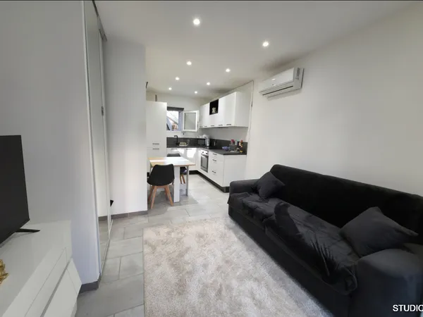 Petit immeuble rénové au coeur du village de Maubec 