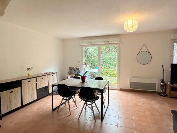 Pavillon T3 avec jardinet et garage situé dans une petite résidence d'un village tous commerces 