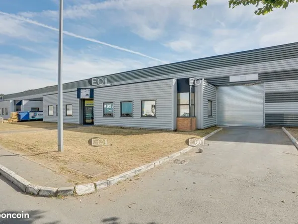 Local d'activité 596 m² 