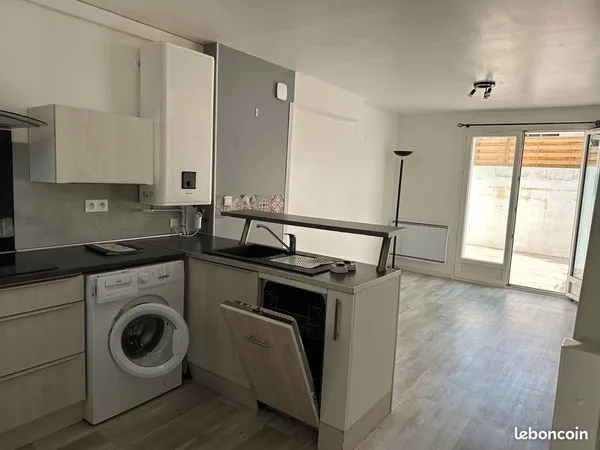 A LOUER super appartement de 44 m2 avec extérieur 