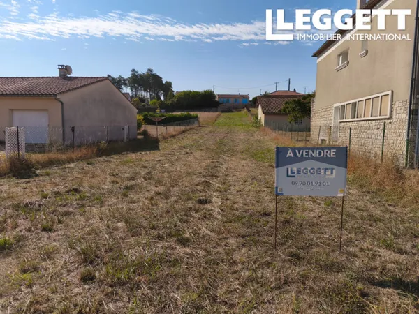 Terrain à bâtir de 2200 m², divisible en deux parcelles pouvant être vendues séparément - 