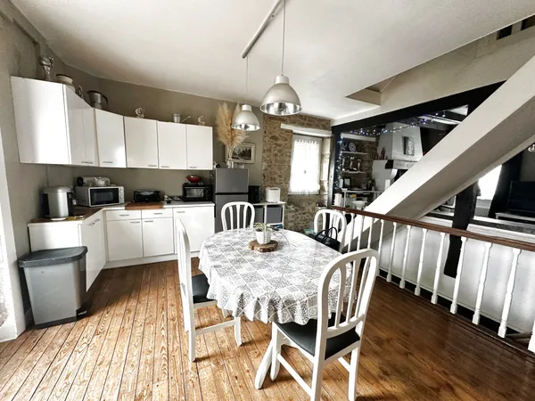 Maison en pierre, rénovée avec cour et terrasse 