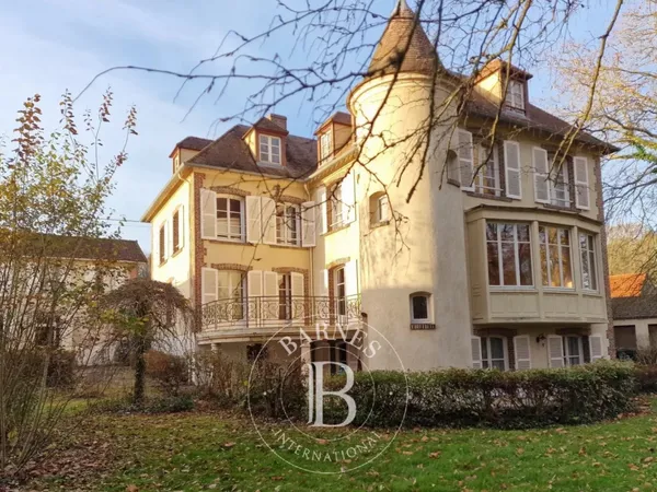 Poigny La Forêt, 420m2 habitables avec dépendances sur 6517m2 de 