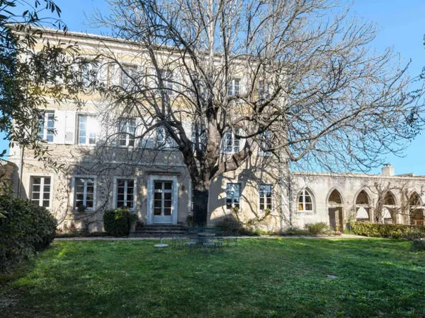 Somptueuse propriété de 665 m² avec jardin et piscine dans le ce 
