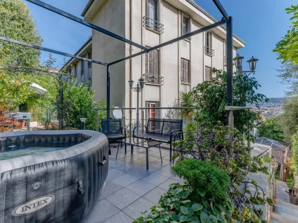 NICE- Q.RE DES BAUMETTES, Appartement/Villa de 3/4 pièces de 92 m² avec véranda, terrasse, jardin 
