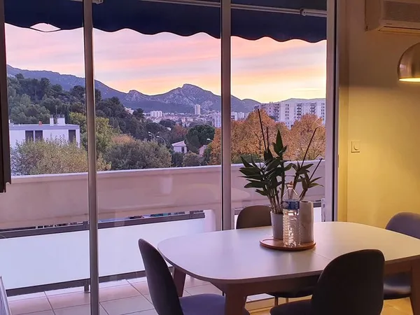 T3 au dernier étage terrasse vue sur la ville de Marseille 