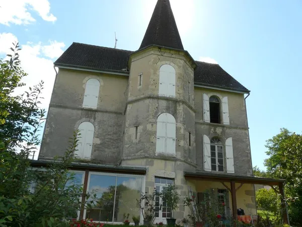 DOMAINE DE CARACTERE A RENOVER SUR 17H 