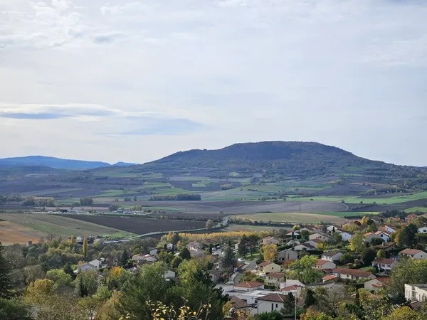 Terrain constructible de 812m2 plus parcelle attenante de 786m2 non constructible à Veyre Monton 