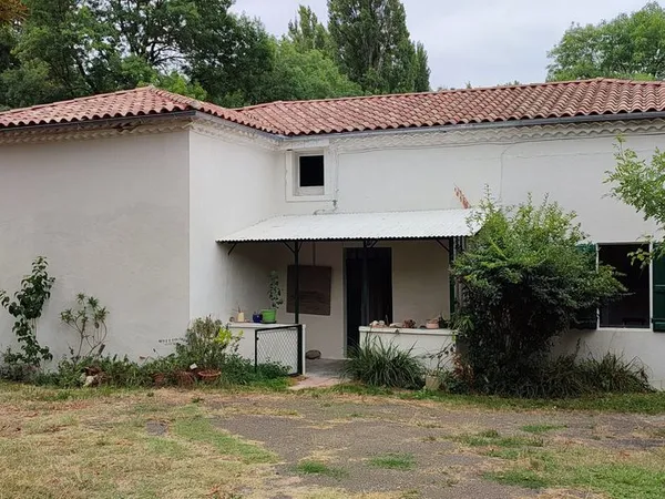 Maison quercynoise en pierre avec dépendances et grand terrain de 6000m² 