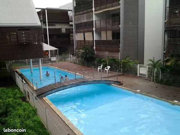 LOCATION T2 MEUBLEE ST PIERRE dans résidence avec piscine 