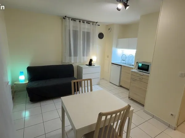 Particulier loue studio meublé 21m² proche gare SNCF 