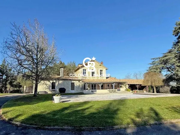 Corps de ferme rénové, 7.5 ha, piscine, étang, source 
