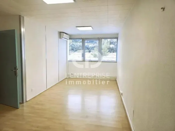 À LOUER 65m² BUREAUX CARROS 1ére Avenue 
