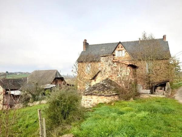 CONQUES EN ROUERGUE Ancien corps de ferme en pierre sur 2531 m² 