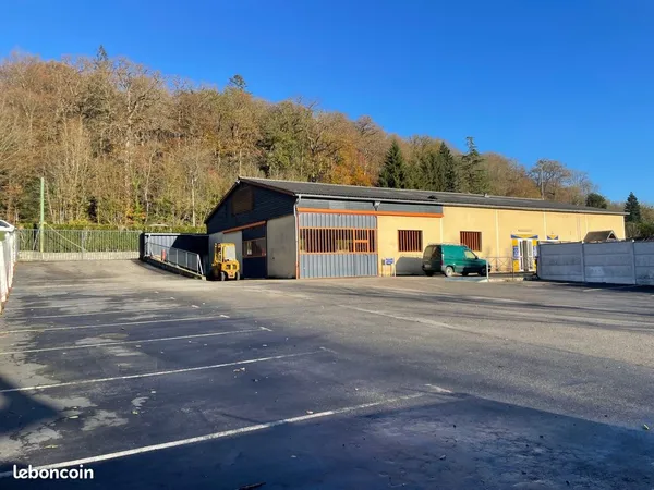 Local 300 m² Menneval 