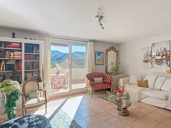 Maison Marseille 88.96 m2 avec double garage et jardin 