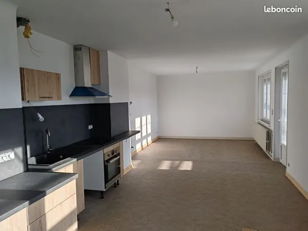 Loue maison individuelle au centre de Hadol 