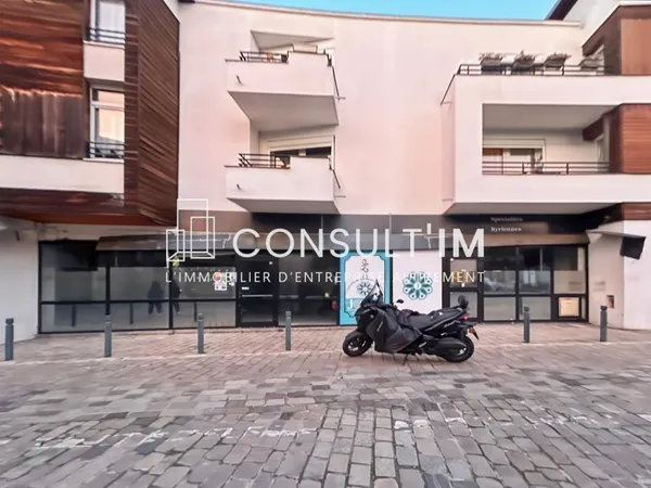 Local en location pure de 217 m² disponible immédiatement 