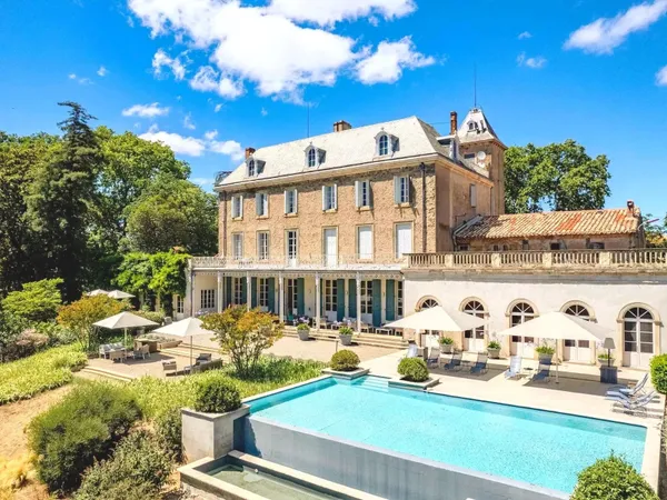 Château de prestige du XIXe siècle, préservé dans l'écrin d'un domaine privé exclusif. 