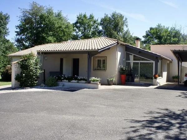 Belle maison contemporaine avec piscine 