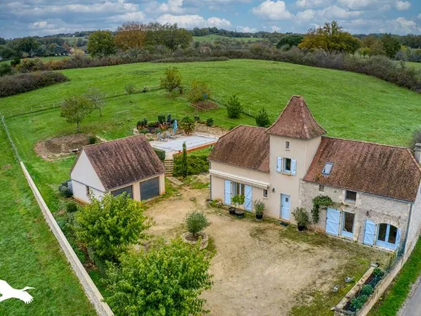 Maison en pierre de 4 pièces principales 