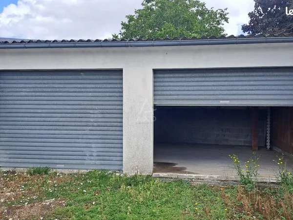 Parking/box 1 pièce 42 m² 