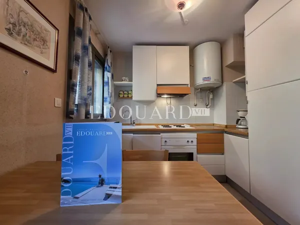 En exclusivité deux pièces en bon état, au premier étage d'un immeuble de standing dans le 