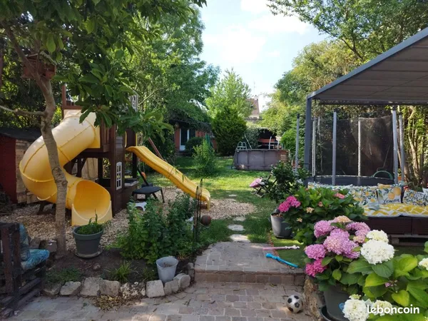 Appartement type maisonnette en duplex avec jardin, terrasse, piscine et studio indépendant 