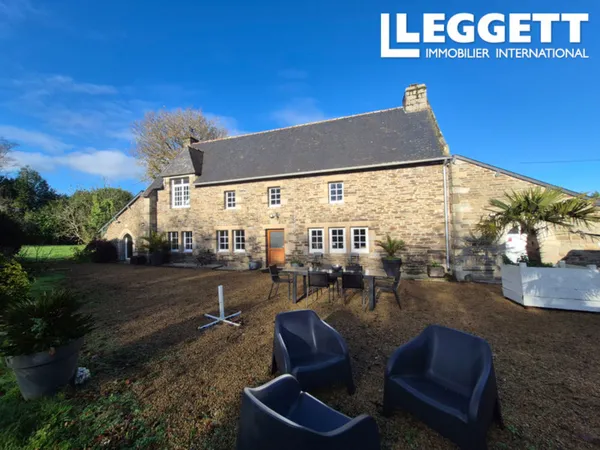 Elegant manor, bright, 1.07 ha, extensive outbuildings, near Carhaix 