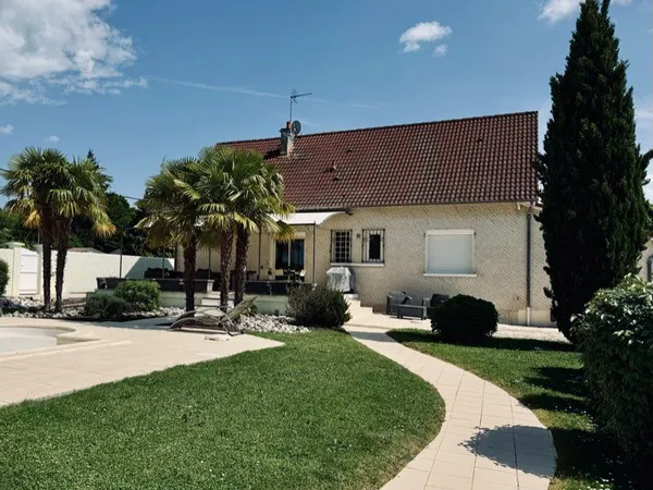 Très belle maison avec piscine à Ussac 