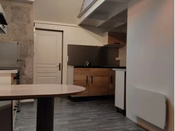 Studio meublé en rue piétonne proches des lycées 