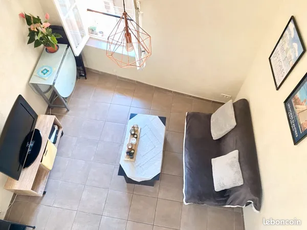 Petit duplex dans le Vieil Antibes pour 6/7 mois 