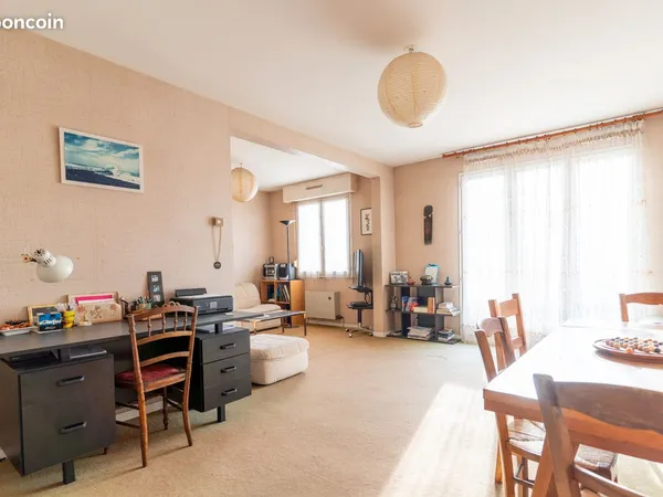 St Cyr sur Loire, secteur Marc Rebière. 75 m². Balcon sud. Garage + cave. À rénover 
