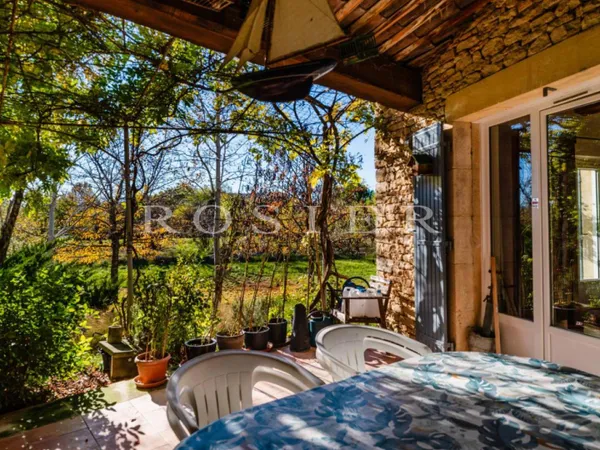Gordes : propriété d'agrément au calme sur 2,4 hectares 