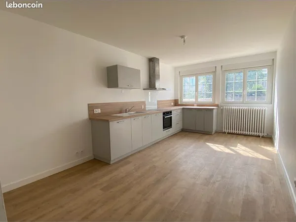 F4 vide entièrement rénovée 101 m2 au RDC avec 1 grand jardin + 1 garage fermé + 1 parking + 1 