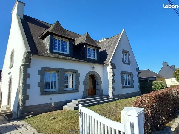 Maison néo-bretonne de 188 m2 située à Landivisiau 