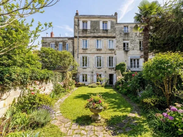 MAISON BOURGEOISE - 9 PIECES - JARDIN - PARKING - SAINT SEURIN 