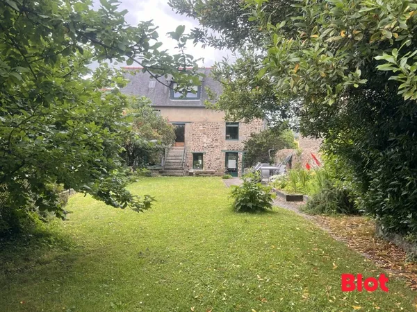 NOUVEAUTE CHEZ BLOT IMMOBILIER FOUGERES - MAISON DE VILLE de 191 m² environ avec 6 chambres 