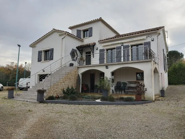 TRES BELLE VILLA AVEC SA PISCINE ET SON TENNIS 