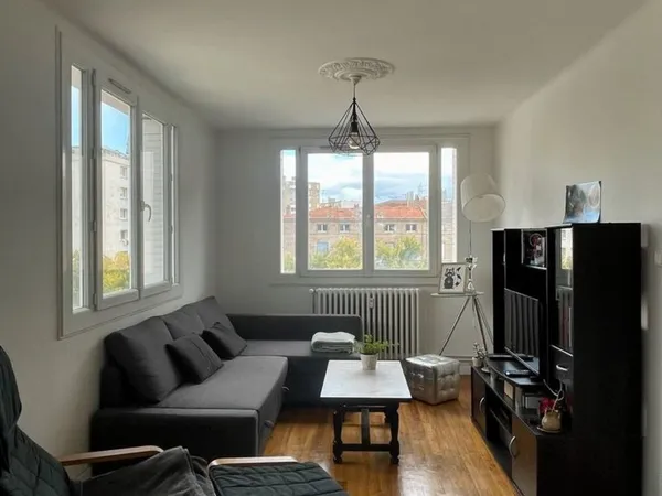 ? Appartement T2 de 58 m² non meublé avec chauffage 