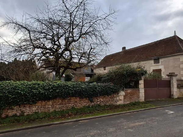 Maison / Longère à rénover - 85 m² habitables + grenier aménageable - Centre bourg de 